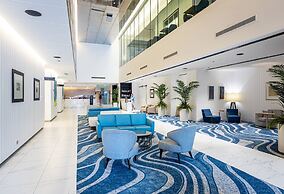 Modern 2-bed With Pool Access in Surfers Paradise