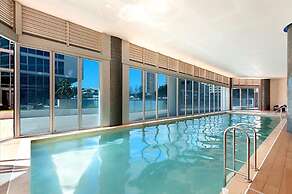 Modern 2-bed With Pool Access in Surfers Paradise
