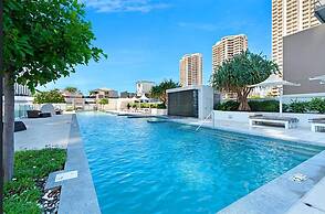 Modern 2-bed With Pool Access in Surfers Paradise