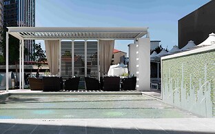 Modern 2-bed With Pool Access in Surfers Paradise