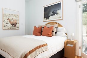 Chic Studio With Patio 20 min From CBD