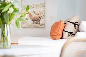 Chic Studio With Patio 20 min From CBD