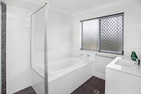 Comfortable 3-bed Retreat Close Parks