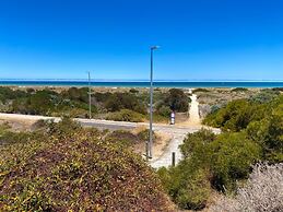 Oceanview Luxury With Dedicated Workspace