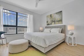 Oceanview Luxury With Dedicated Workspace