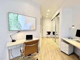 Oceanview Luxury With Dedicated Workspace
