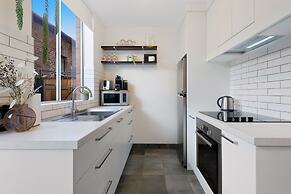 Snug St Kilda Apartment With Private Courtyard
