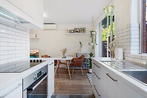 Snug St Kilda Apartment With Private Courtyard