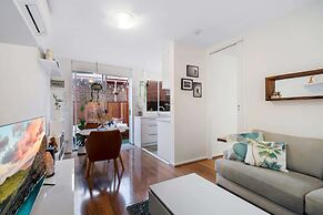 Snug St Kilda Apartment With Private Courtyard