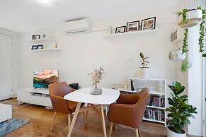 Snug St Kilda Apartment With Private Courtyard