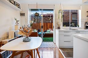 Snug St Kilda Apartment With Private Courtyard