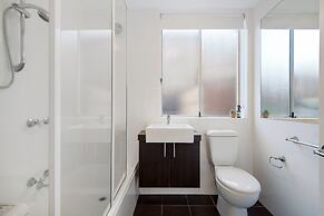 Snug St Kilda Apartment With Private Courtyard