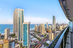 Circle on Cavill Luxe 2-bed With Views & Pool