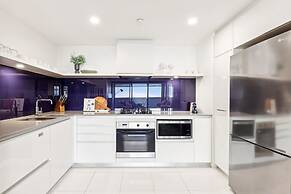 Circle on Cavill Luxe 2-bed With Views & Pool