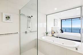 Circle on Cavill Luxe 2-bed With Views & Pool