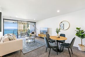 Circle on Cavill Luxe 2-bed With Views & Pool