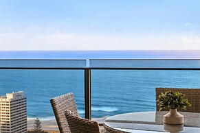Circle on Cavill Luxe 2-bed With Views & Pool