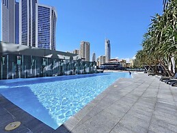 Circle on Cavill Luxe 2-bed With Views & Pool