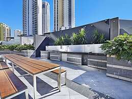 Circle on Cavill Luxe 2-bed With Views & Pool