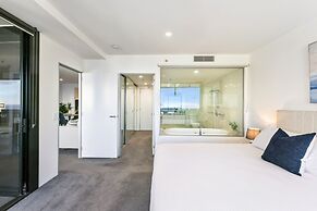 Circle on Cavill Luxe 2-bed With Views & Pool