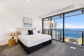 Circle on Cavill Luxe 2-bed With Views & Pool
