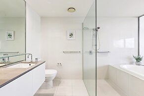 Circle on Cavill Luxe 2-bed With Views & Pool