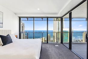 Circle on Cavill Luxe 2-bed With Views & Pool