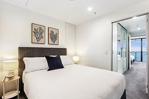 Circle on Cavill Luxe 2-bed With Views & Pool