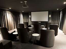 Circle on Cavill Luxe 2-bed With Views & Pool
