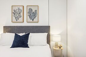 Circle on Cavill Luxe 2-bed With Views & Pool