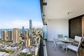 Circle on Cavill Luxe 2-bed With Views & Pool