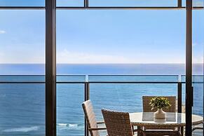 Circle on Cavill Luxe 2-bed With Views & Pool