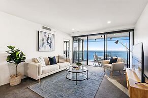 Circle on Cavill Luxe 2-bed With Views & Pool