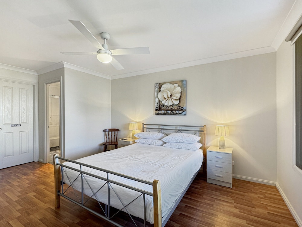 Spacious 4-bed Home 2-min to the Beach