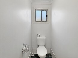Spacious 4-bed Home 2-min to the Beach