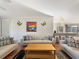 Spacious 4-bed Home 2-min to the Beach