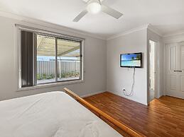 Spacious 4-bed Home 2-min to the Beach
