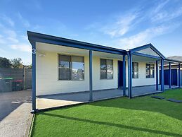 Spacious 4-bed Home 2-min to the Beach
