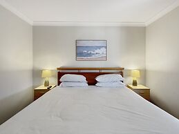 Spacious 4-bed Home 2-min to the Beach
