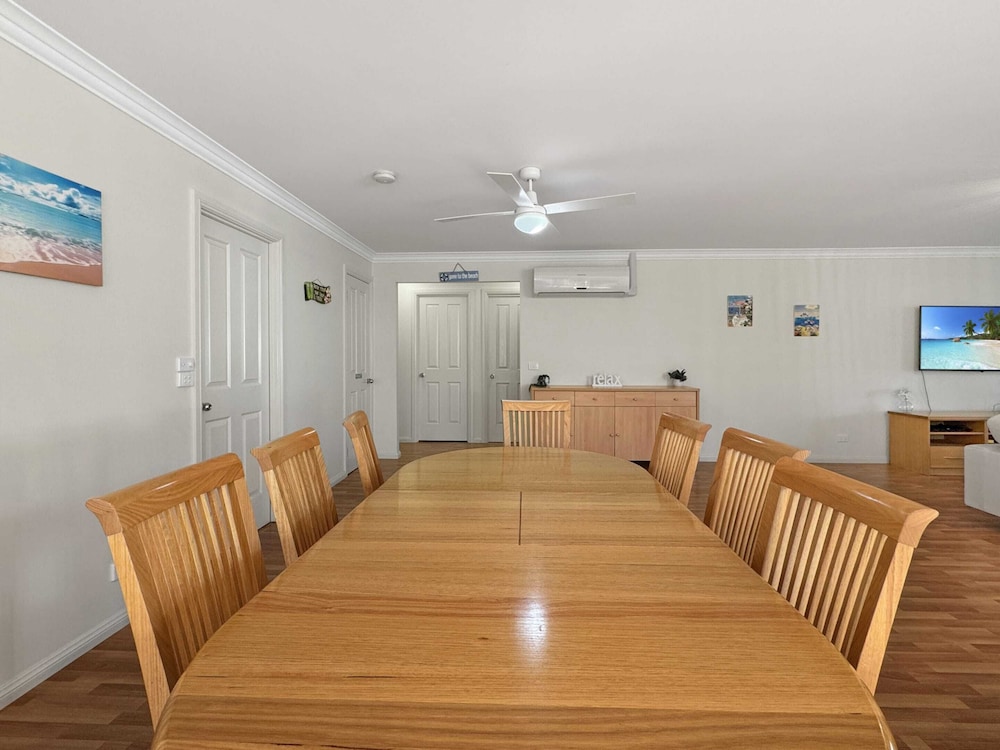 Spacious 4-bed Home 2-min to the Beach