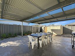 Spacious 4-bed Home 2-min to the Beach