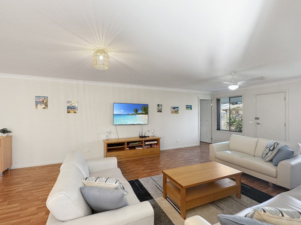 Spacious 4-bed Home 2-min to the Beach