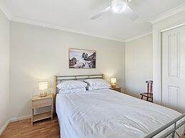 Spacious 4-bed Home 2-min to the Beach