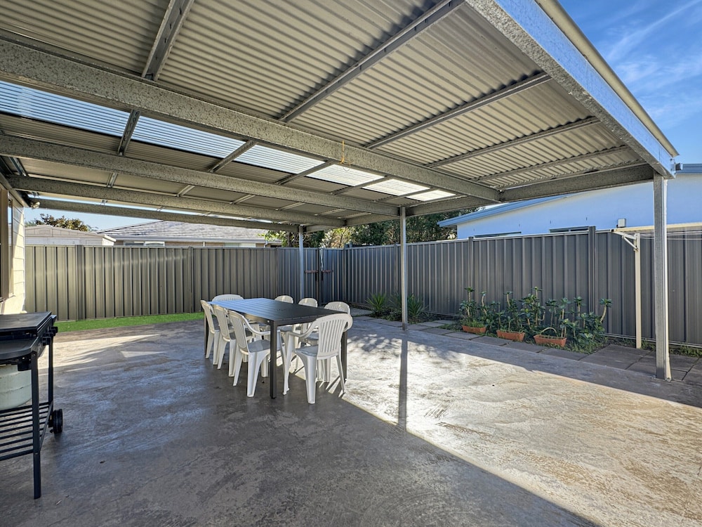 Spacious 4-bed Home 2-min to the Beach