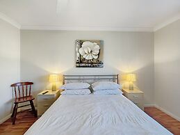 Spacious 4-bed Home 2-min to the Beach
