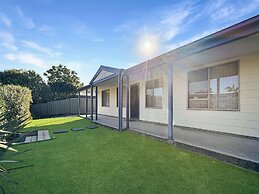 Spacious 4-bed Home 2-min to the Beach