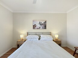 Spacious 4-bed Home 2-min to the Beach