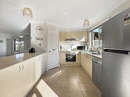 Spacious 4-bed Home 2-min to the Beach