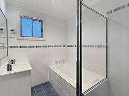 Spacious 4-bed Home 2-min to the Beach