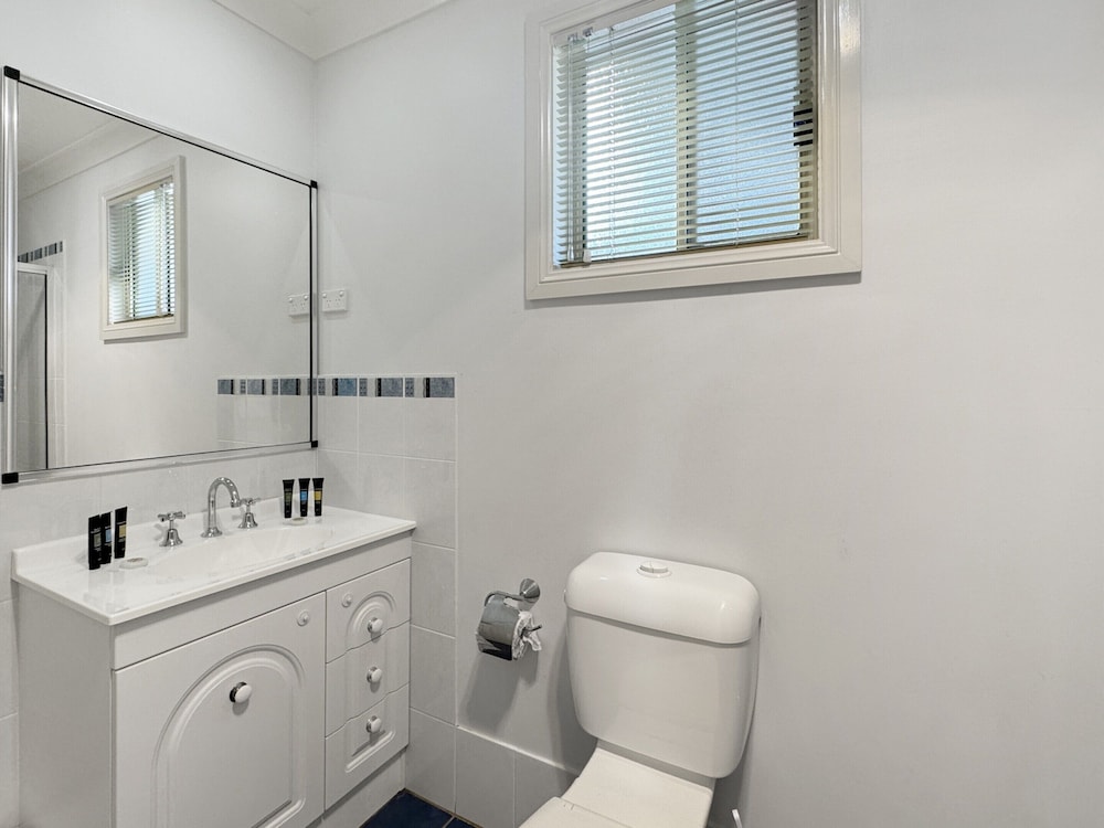 Spacious 4-bed Home 2-min to the Beach